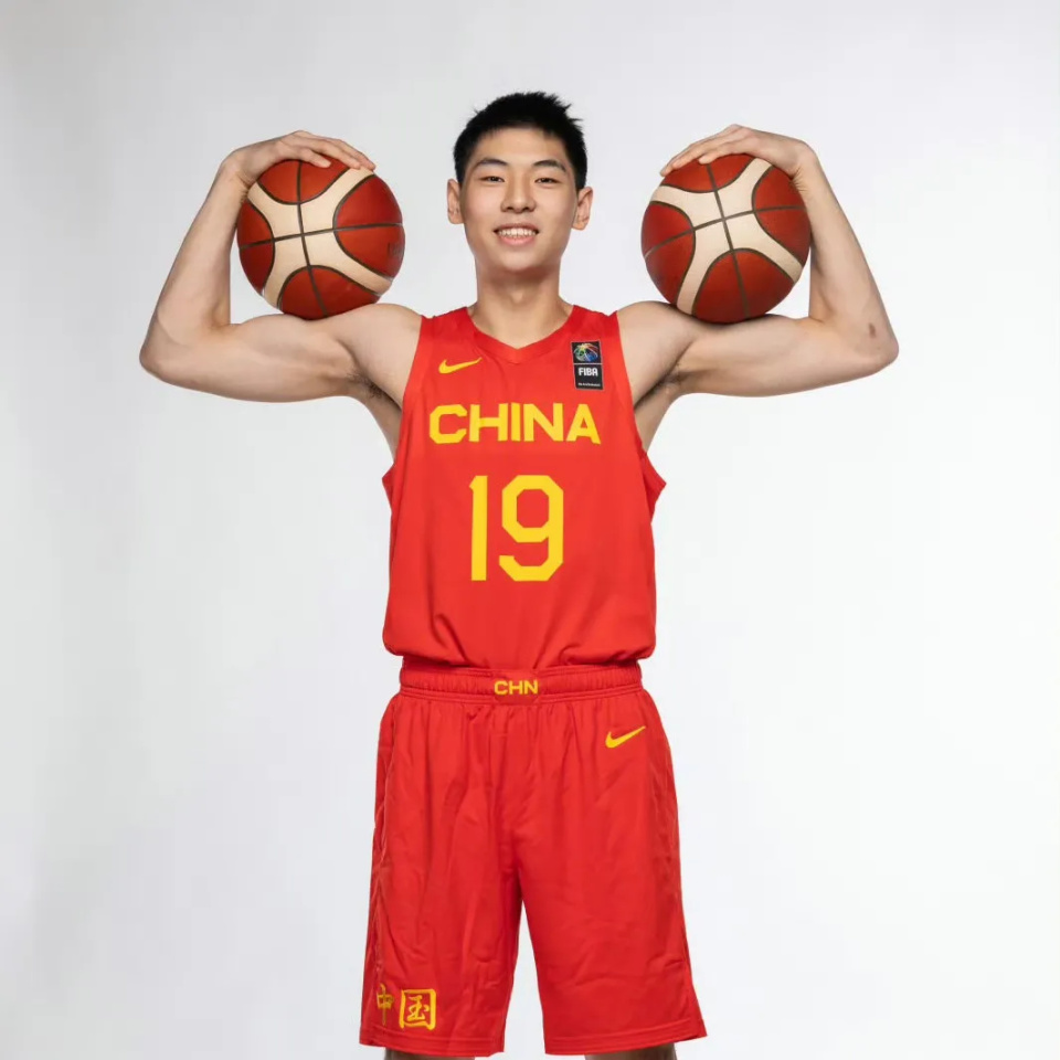 B体育官方网址：中国男篮历史上的经典绝杀：那些让人心跳加速的时刻的简单介绍